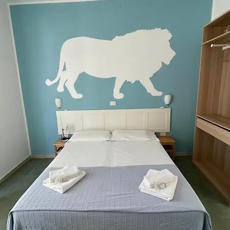 Aloha Hotel 2*