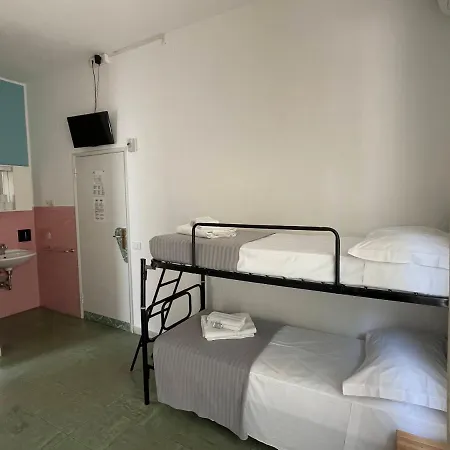 Aloha Hotel 2*